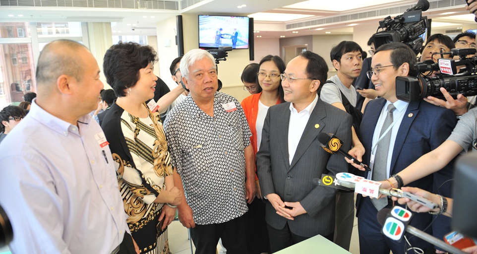 王志民主任与参观的市民交流