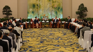 香港特区代表团与四川省主要领导在世纪城国际会议中心三楼天府厅举行见面会