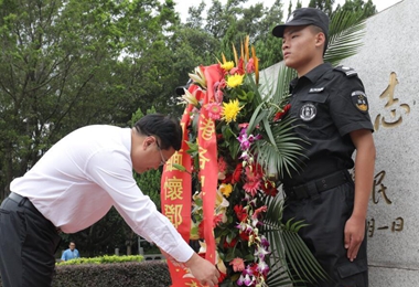 參訪團蓮花山瞻仰鄧小平銅像