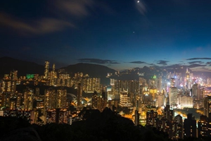 香港夜空上演“雙星伴月”美麗天象