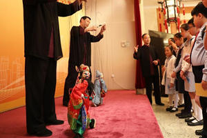 泉州木偶劇團在港表演 市民領略提線木偶魅力