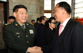 解放军驻香港部队司令员谭本宏与来宾交谈