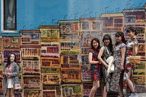 香港中環壁畫成“打卡”勝地 游客上演“旗袍秀”
