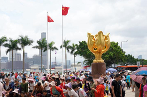 暑期到來 香港金紫荊廣場游客增多