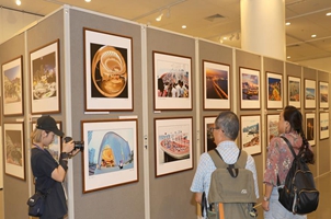 &ldquo;历史光影&rdquo;摄影展再现香港沧桑巨变