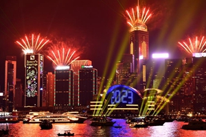 香港绽放绚丽烟火迎接新年