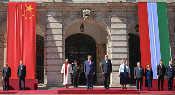 习近平出席匈牙利总统舒尤克和总理欧尔班举行的欢迎仪式