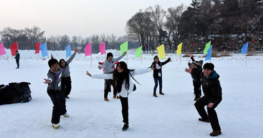 香港青年学生体验北国冰雪风情