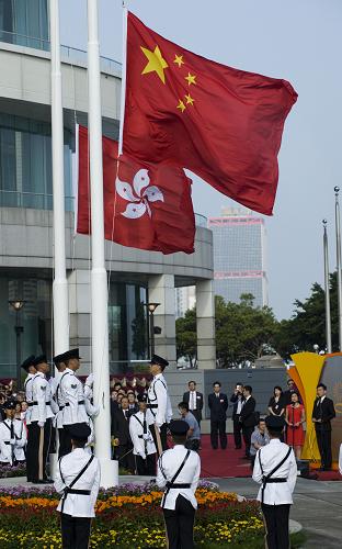 10月1日,香港特别行政区政府在金紫荆广场举行隆重的升旗仪式,庆祝中华人民共和国成立64周年。 新华社记者 吕小炜 摄