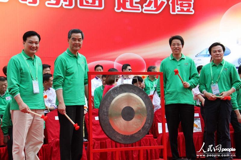特区行政长官梁振英、中联办主任张晓明、中联办副主任林武为&ldquo;共和国之旅&rdquo;鸣锣起步。（摄影：郭晓桐）