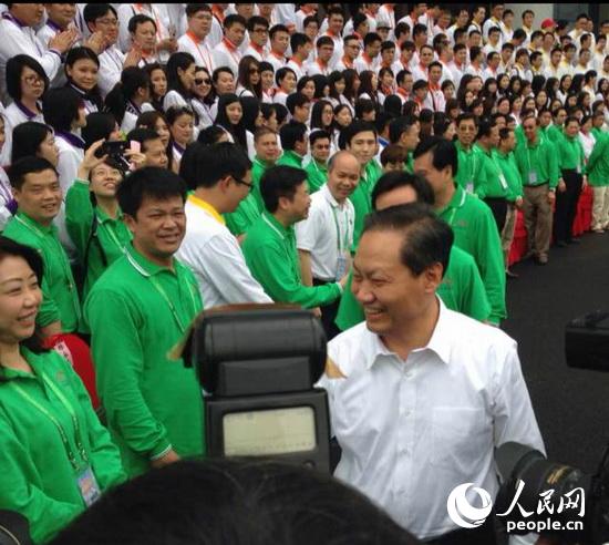 广西壮族自治区党委书记彭清华亲切慰问香港青年&ldquo;共和国之旅--桂港青年共筑中国梦&ldquo;广西专列团全体成员。（摄影：曹海扬）