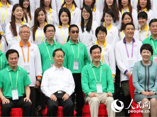 4月19日，广西壮族自治区党委书记彭清华会见&ldquo;共和国之旅广西专列团&rdquo;成员并合影留念。（摄影：曹海扬）