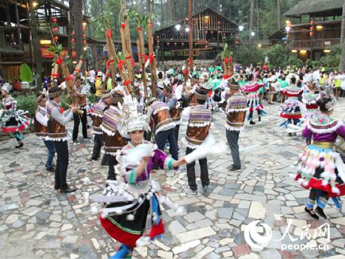 广西各族民众载歌载舞，欢迎香港青年品尝&ldquo;百家宴&rdquo;。（摄影：曹海扬）