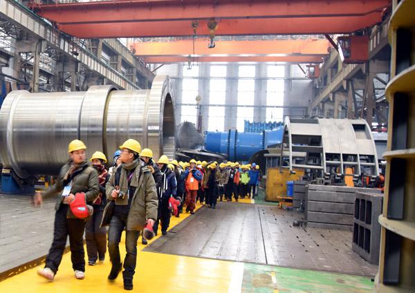 香港青年学生参观哈尔滨电机厂感受东北重工业