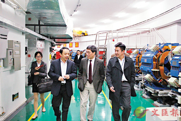 â ç循çï¼å³ä¸ï¼èåå¤§æ ¡é·éä½çåè§ä¸åæ£è£ä¸åæºå éå¨ã å訪è
ä¾å