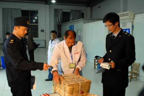 供港食品需内地质检人员检查后，在监督的情形下才可以打包封箱。魏东升 摄