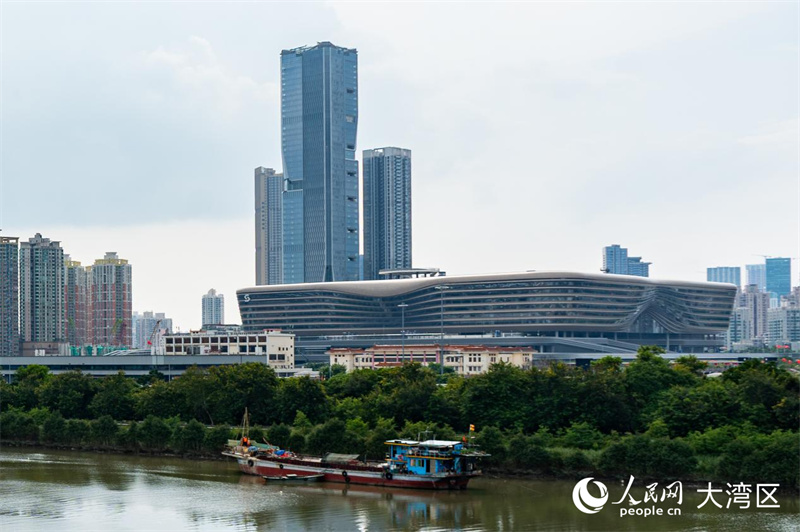 从香港拍摄的新皇岗口岸。人民网 韩宇轩摄